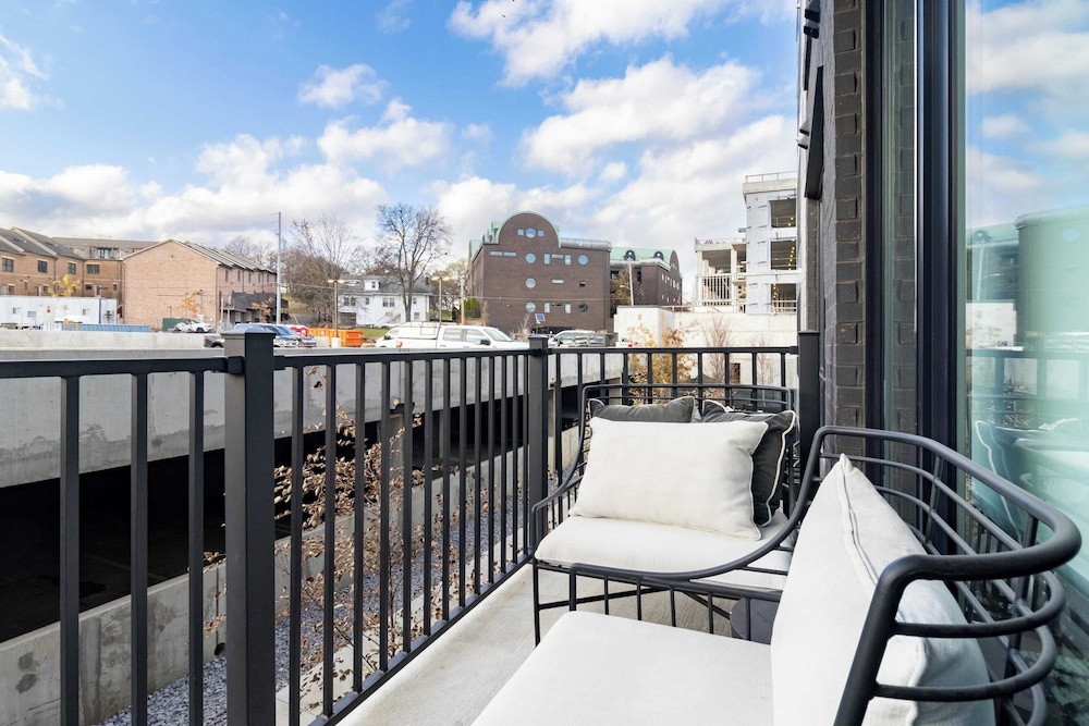 Sleeps 24 4 Modern Midtown Apartments w/ Gym + Pool Walkable to Shops & Eats