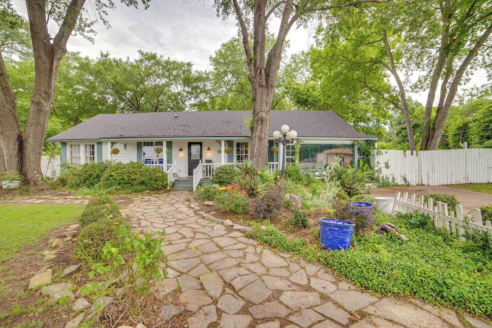 7 Mi to Lake Fork: Cottage w/ Deck in Quitman