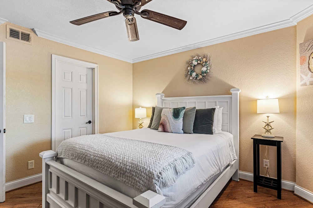 Close to Beach w/ Patio & Resort Amenities The Point at Corniche by Avantstay Str16-0458
