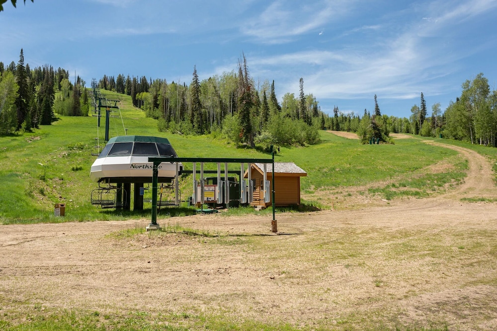 Grand Lodge - 3 Bedroom Deluxe #304 - Ski-in/out 3 Condo
