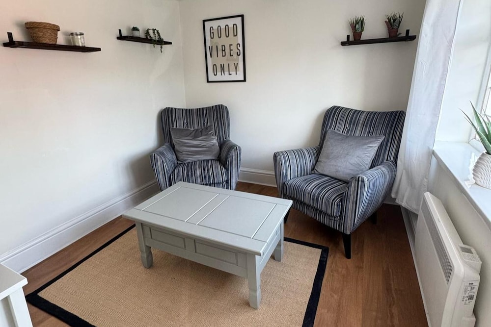 Cottage - Sleeps 4 - Pet Ok - Patio - Parking