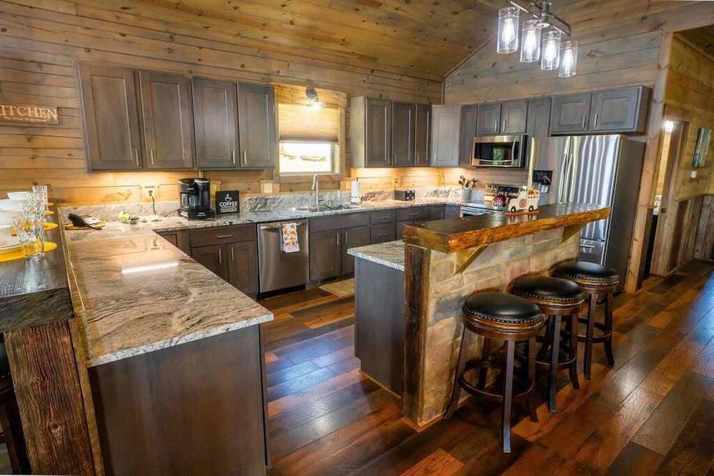 Serenity Ridge Scenic Luxury Log Estate Getaway view 2