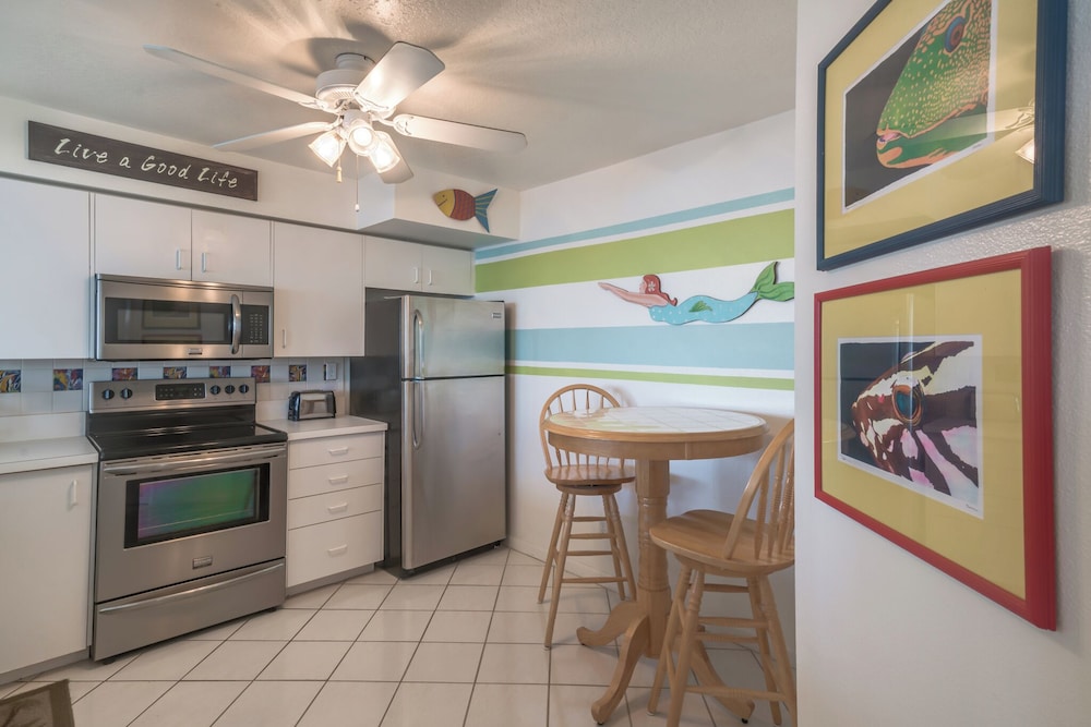 Bahia Vista 17-881 by Distinctive Beach Rentals