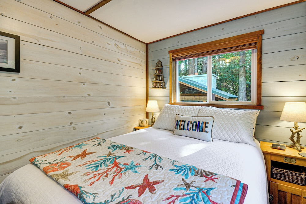 Outdoor Kitchen & Canal Views: Cabin in Quilcene!