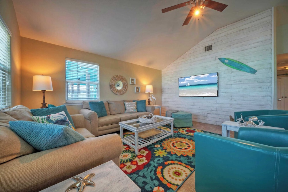 Sleeps 21, 2 Homes 2 Private Pools, Fire Pit, Swing Bar Walk to the Beach