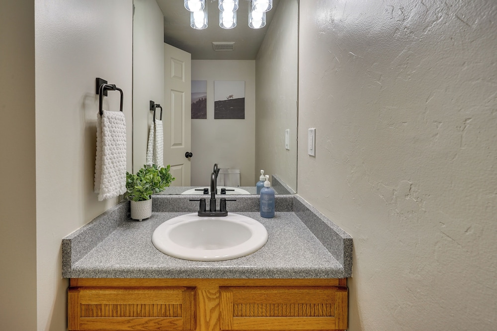 Mtn Views & Canyon Access: Cottonwood Heights Home