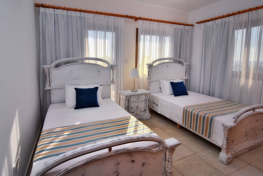Impressive Large Villa Huge Heated Pool Garden