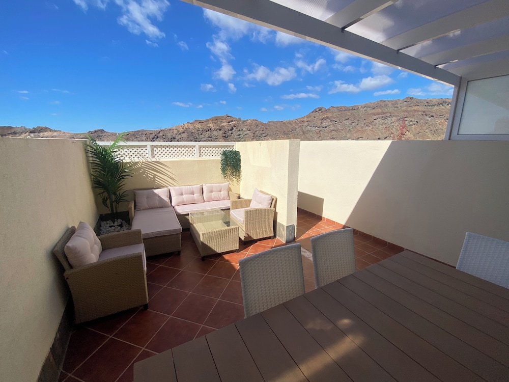 New Renovated Family Home Above Swimming Pool!