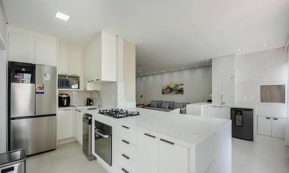 Apto Novo com 3 Suites a 600 m da Praia ELJ1201