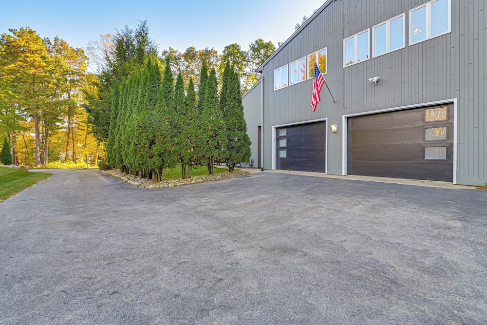 2 Mi to Six Flags: Lake George Home w/ Large Patio