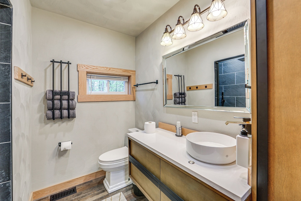 10 Mi to Mtn Resort: Normalville Cabin w/ Balcony!