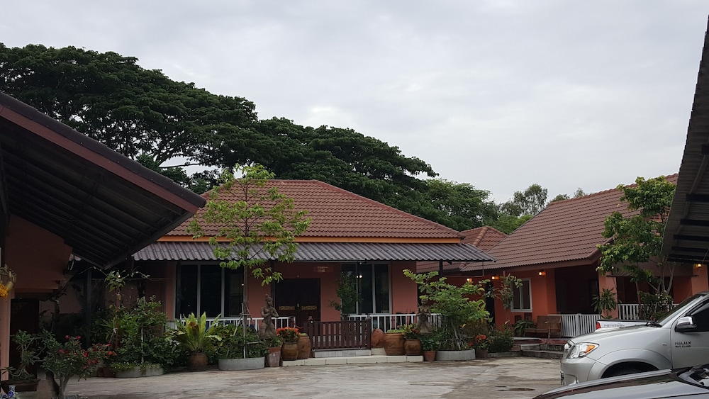 Phalaburi Resort by dreamhouse
