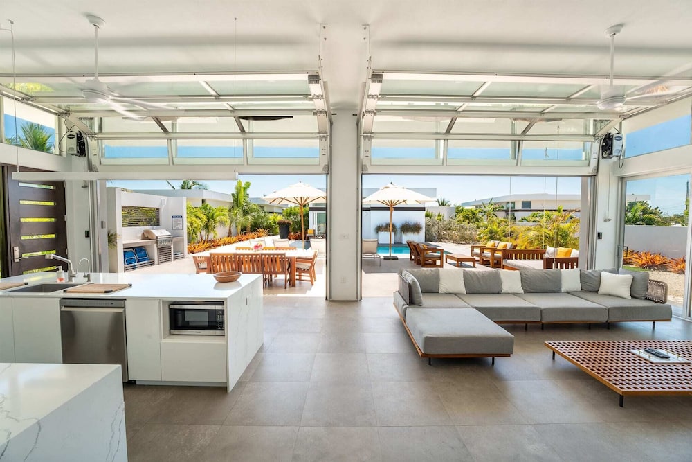 New Seaside Vacation Villa With Hotel Amenities v9