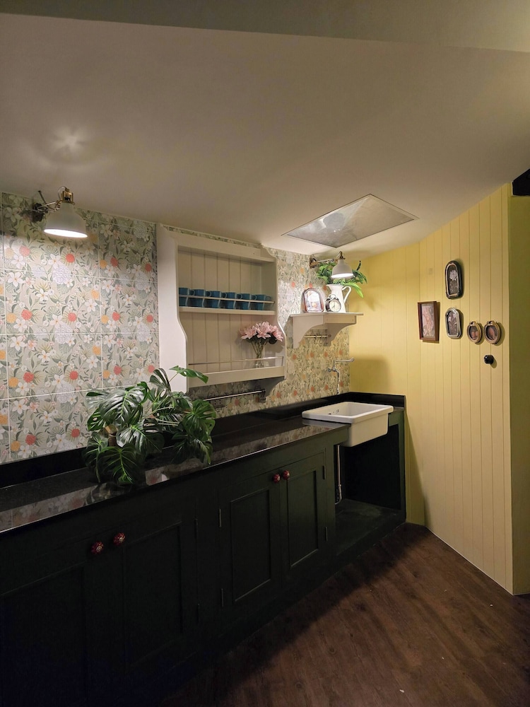 Homey Home UP Themed Near MRT Samyot