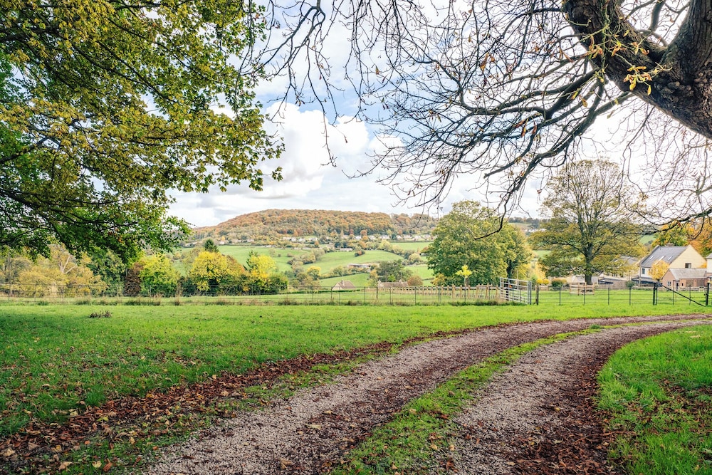 Stunning 8-Bedroom Home in Painswick