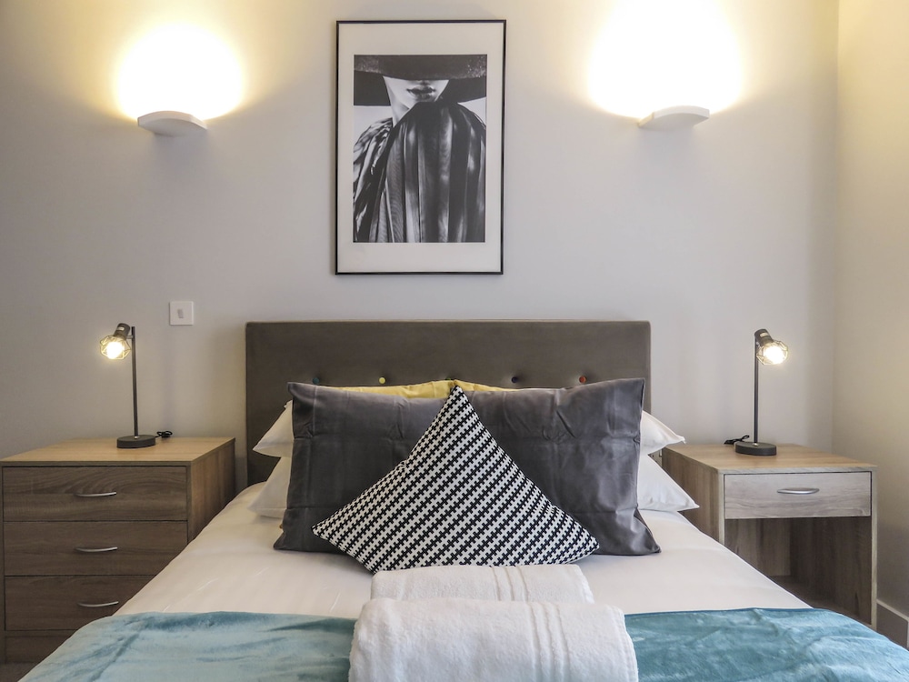 Tudors eSuites Birmingham Apartments with Gated Parking view 2