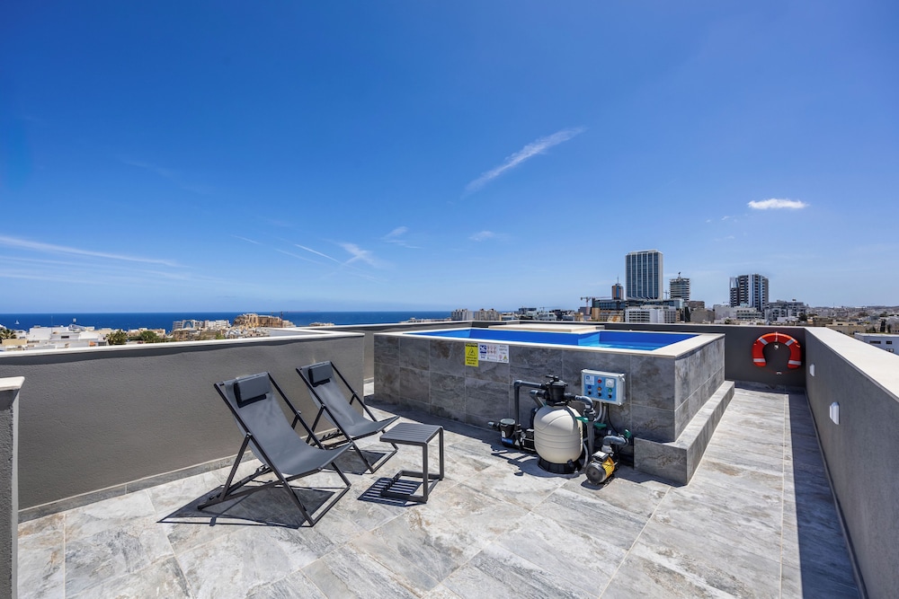 1 BR Penthouse for Couples & Families