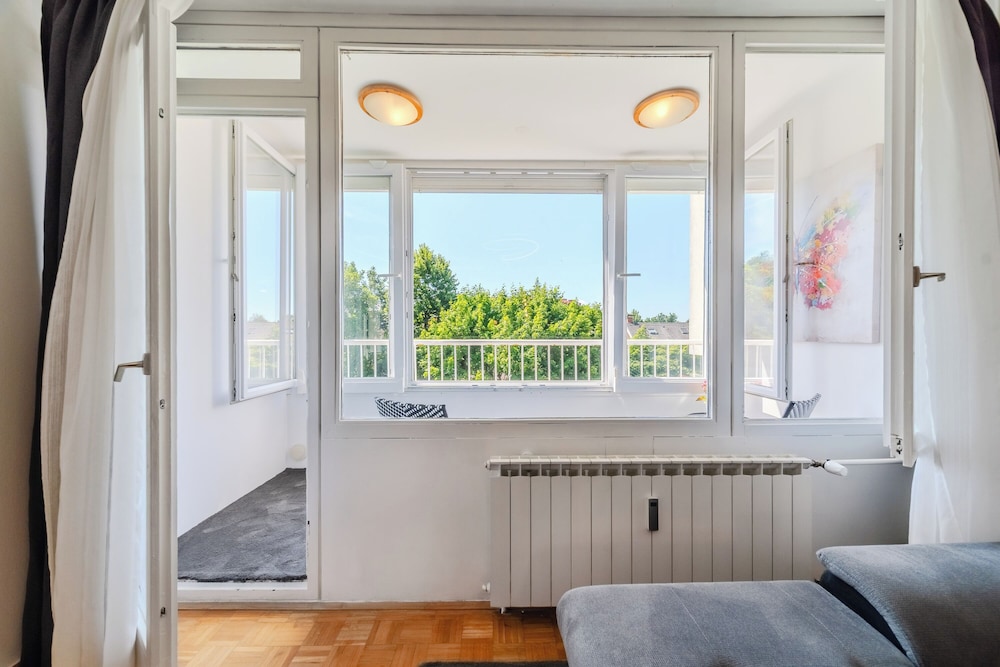 The Green Corner Apartment With Balcony
