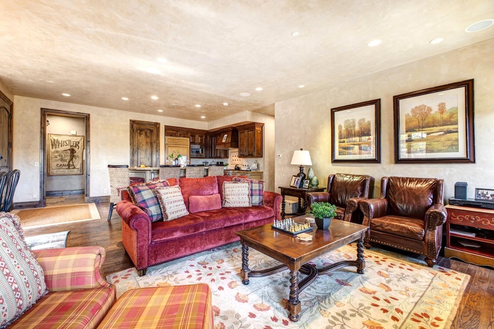Vintage on the Strand 2 bedrooms Ski Out VIN-14 by KBM