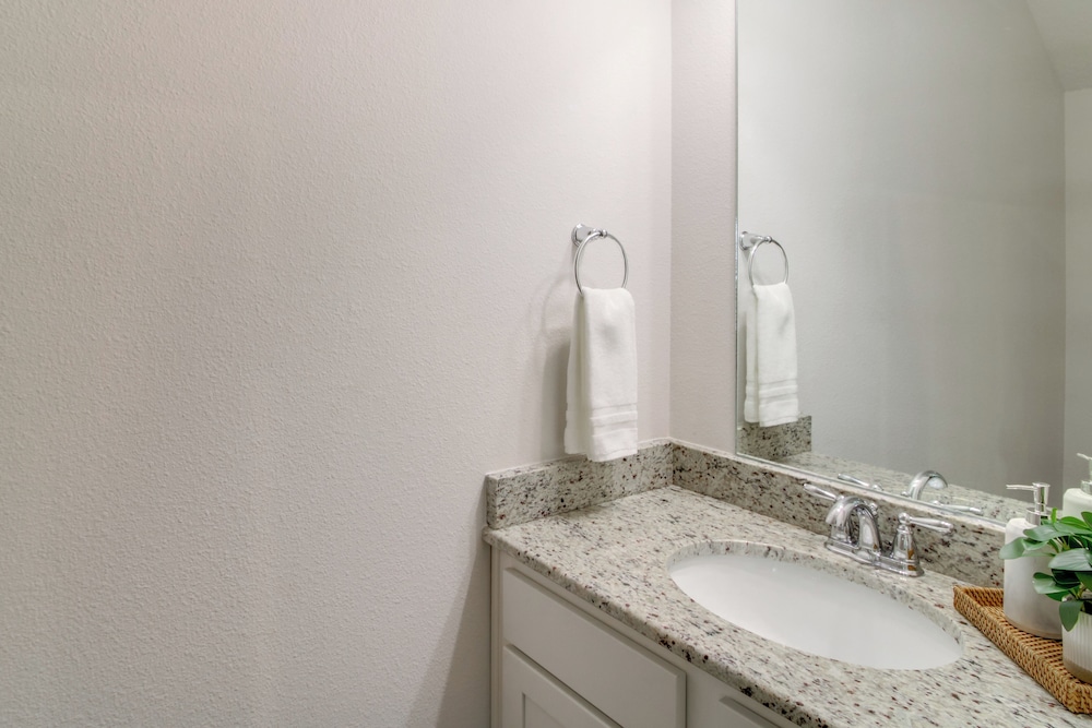 Pensacola Retreat w/ Pool Access, 20 Mi to Beach