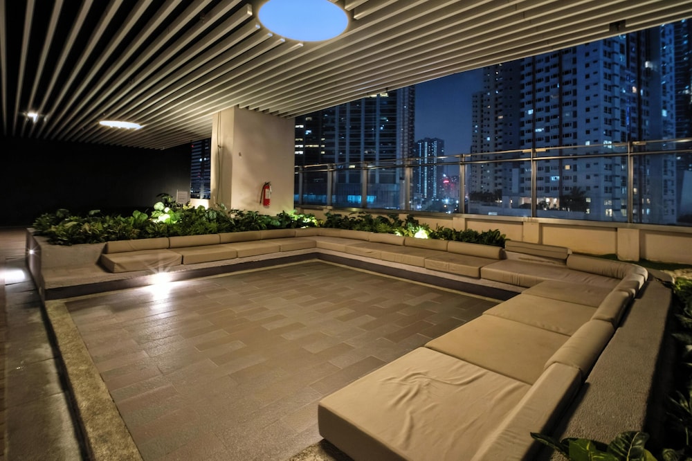 Room-sleek Studio With City Views on the