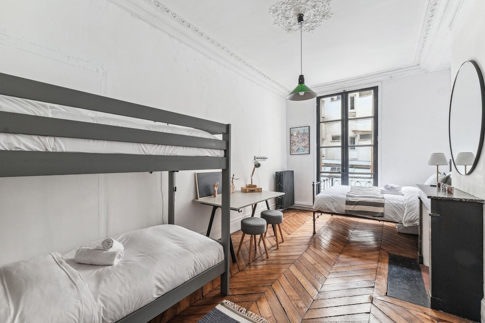 4BR Stylish Stay in the Heart of Marais