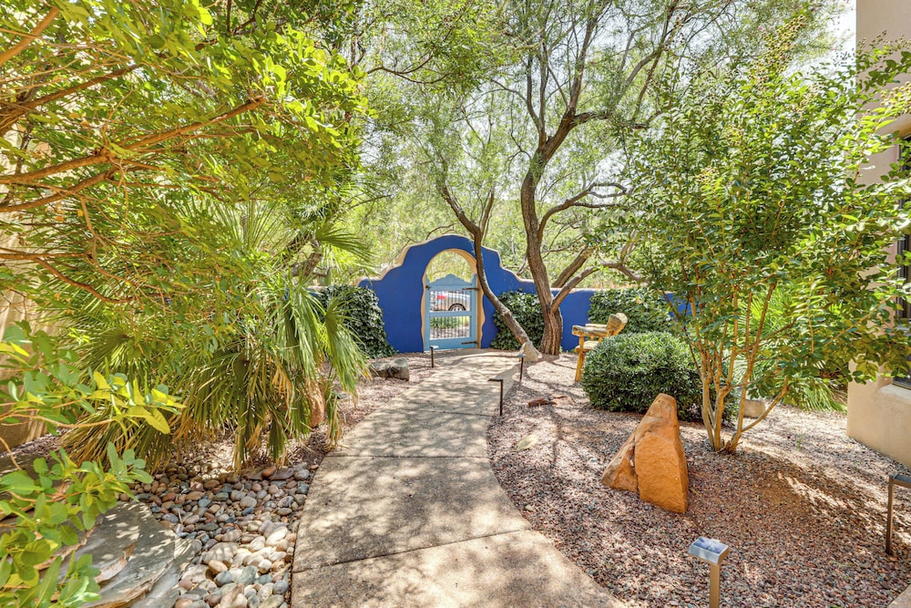 1/2 Mi to Airport Mesa! Hot Tub Haven w/ Mtn Views