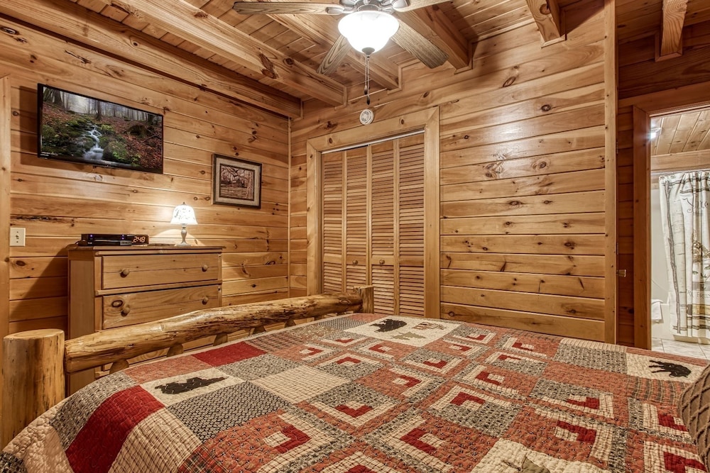 Heavenly Heights - Great Location! Close To All The Action! 2 Bedroom Cabin by Redawning view 2