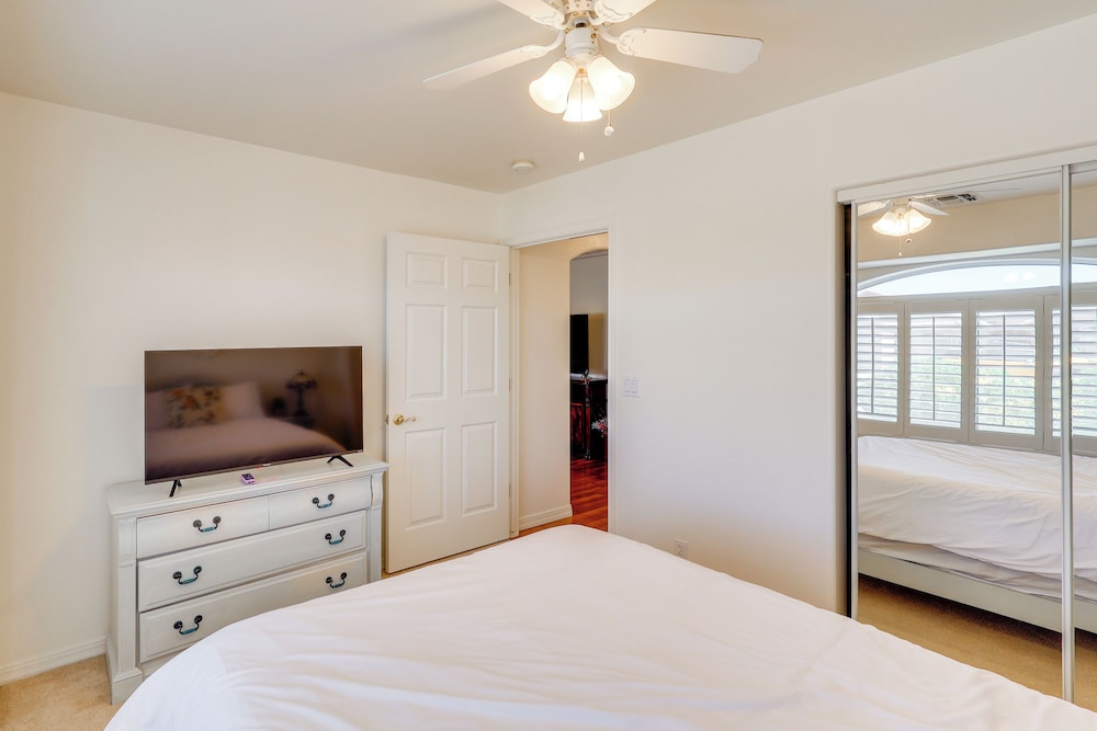 Kingman Family Home: Yard, Grill & Room to Relax!