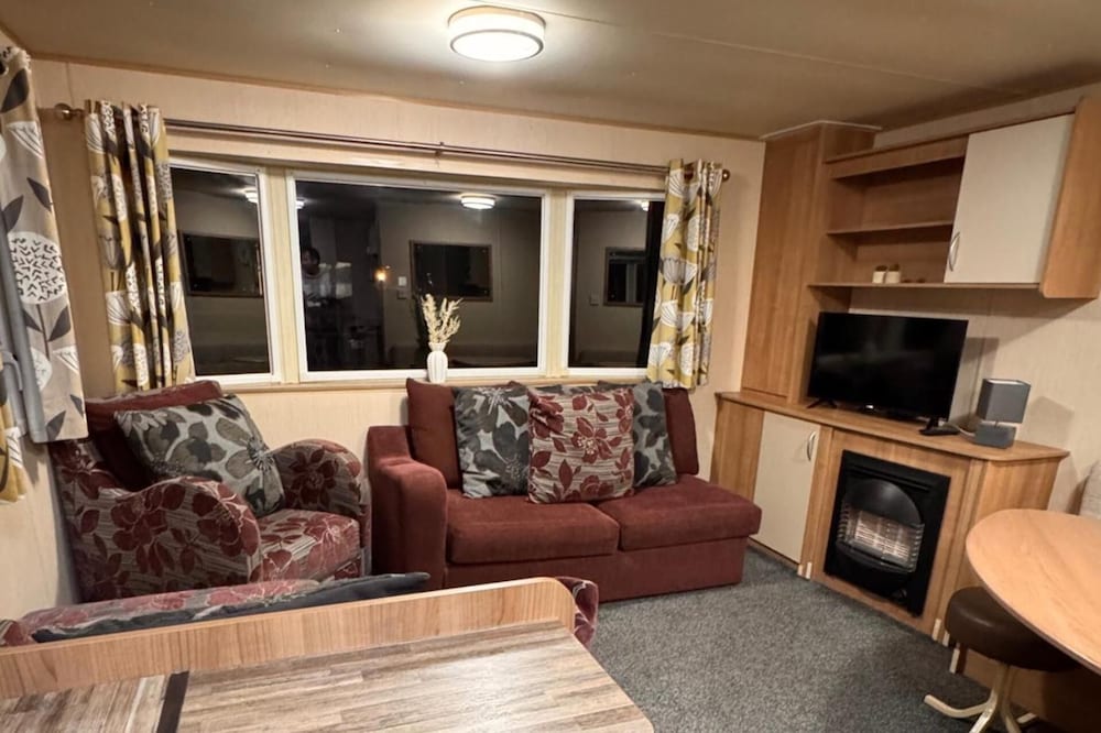 2 Bed Caravan - Sleeps 6 - Pet Friendly, Parking