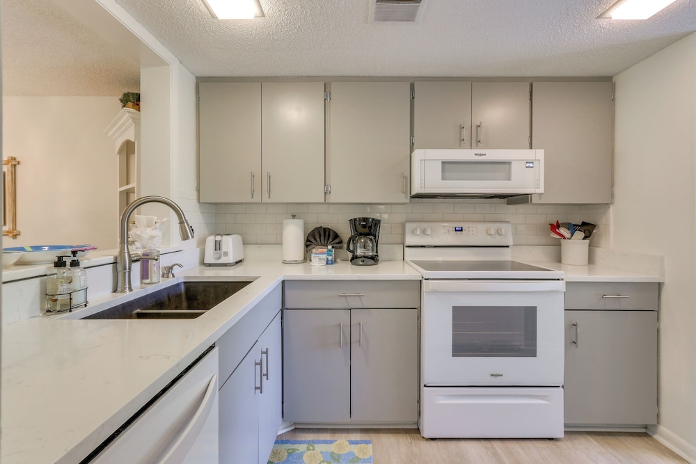 Steps to Beach & Pool: Hilton Head Island Condo!