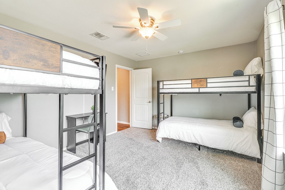 10 Mi to Dtwn Austin: Family Home w/ Communal Pool