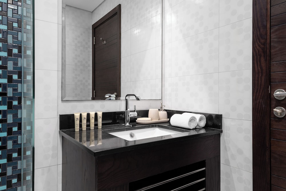Maison Privee - Sleek Stay in Dubai Marina’s Famous Twisting Tower