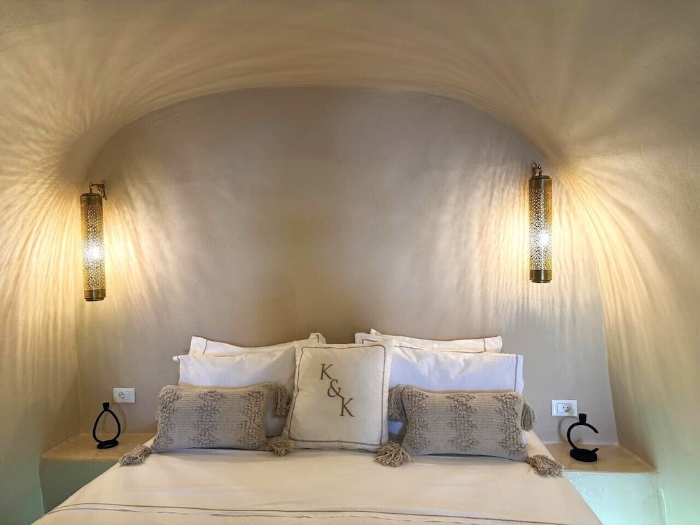 OIA Unique Homes by K&K