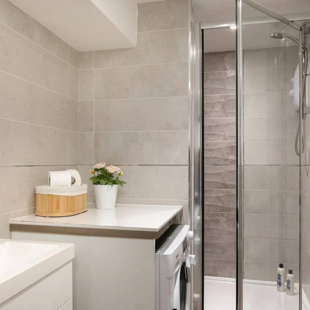 Short Walk to Brighton Beach Condo With Patio