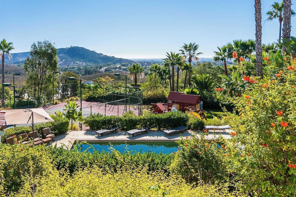 Two Estates w/ Pools, Hot Tubs, Game Rooms, Valley Views & Tennis Court Near Beaches & Wineries