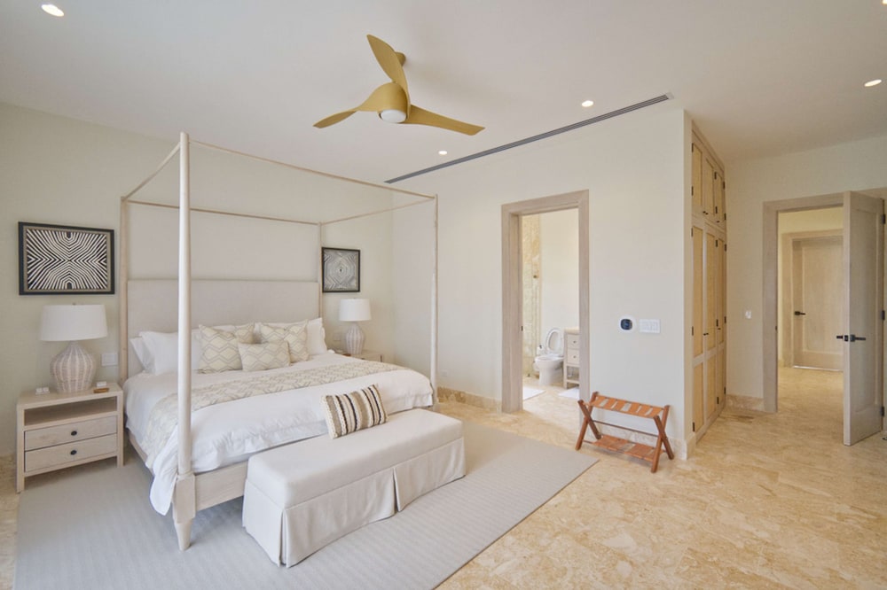 Modern Lake Villa With English Speaking Staff in Golf and Beach Resort