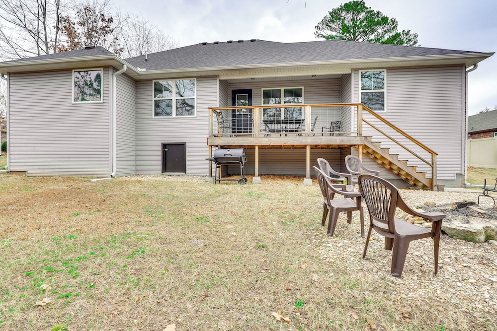 Table Rock Lake Retreat: Walk to Shore!