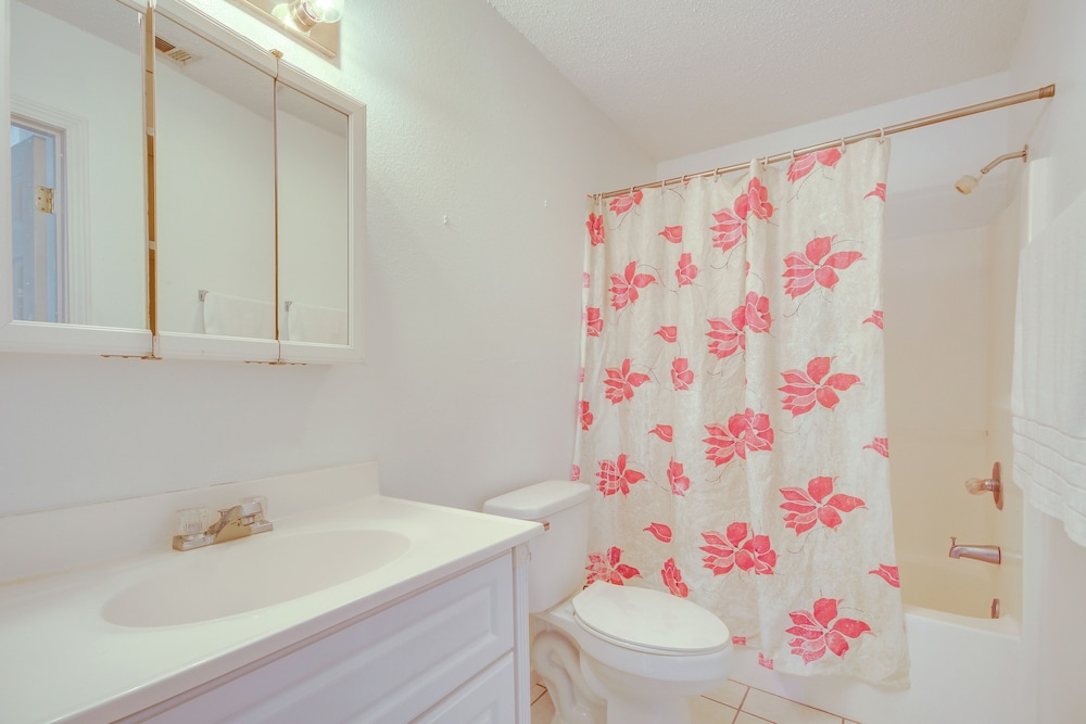 Community Grills & Pool: Gautier Condo!