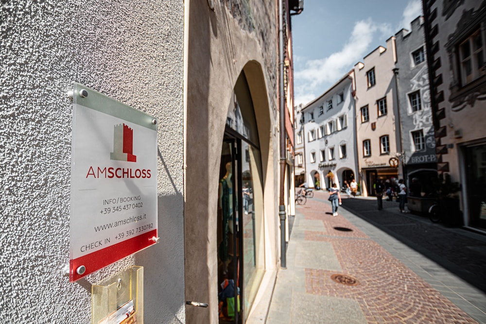 Am Schloss Guest House