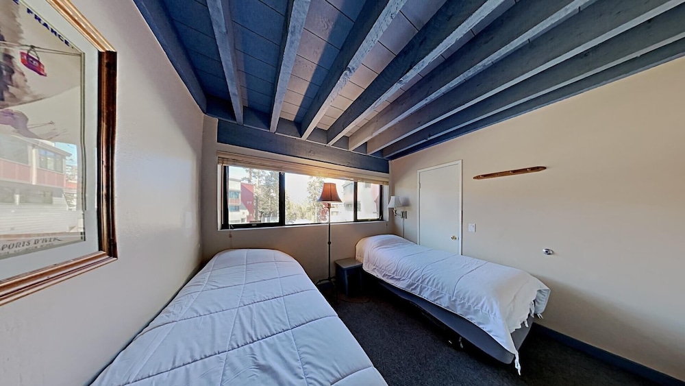 Large Upgraded 4 Bedroom Condo in Mammoth! Easy access To Hot Tubs, Pool, Sauna by RedAwning view 3