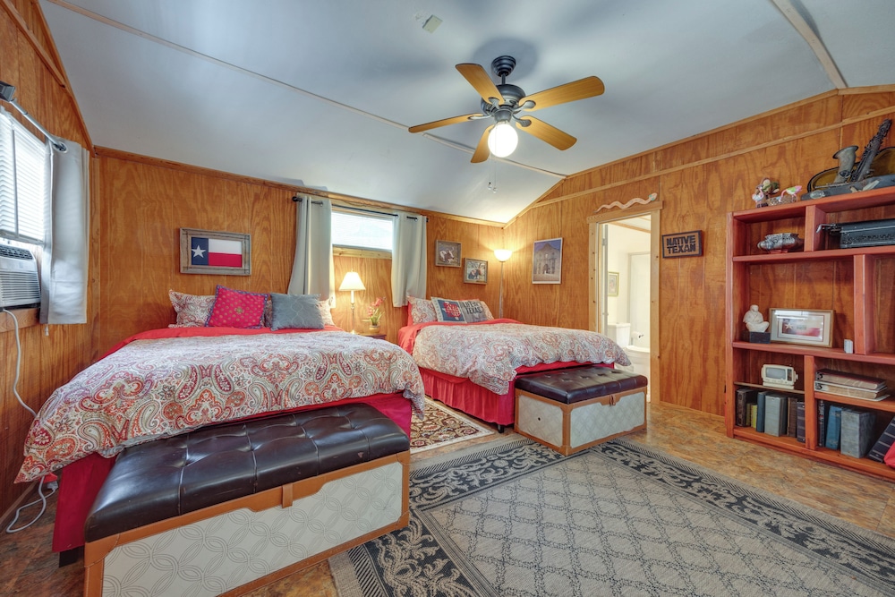 Charming Canyon Lake Cottage w/ Pool BBQ Pit! - Property Image 24