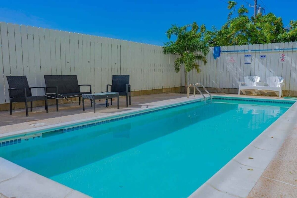 Open & Modern Pool #b Walk To Beach 2 Bedroom Condo