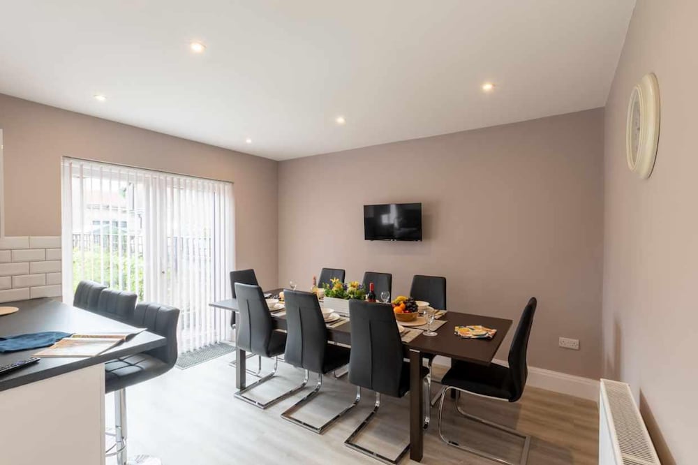 Buckingham House - Spacious 3-bedroom