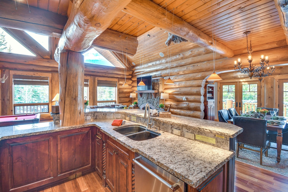 Sauna & Hot Tub: Mtn-view Retreat in Silverthorne!