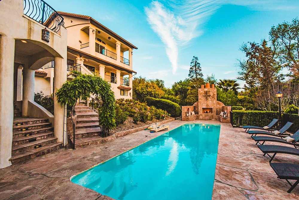 De Luz by Avantstay 5 Acre Estate w Lake Pool Hot Tub