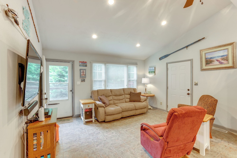 Walk to Lake Hamlin: Cottage Near Boat Launch