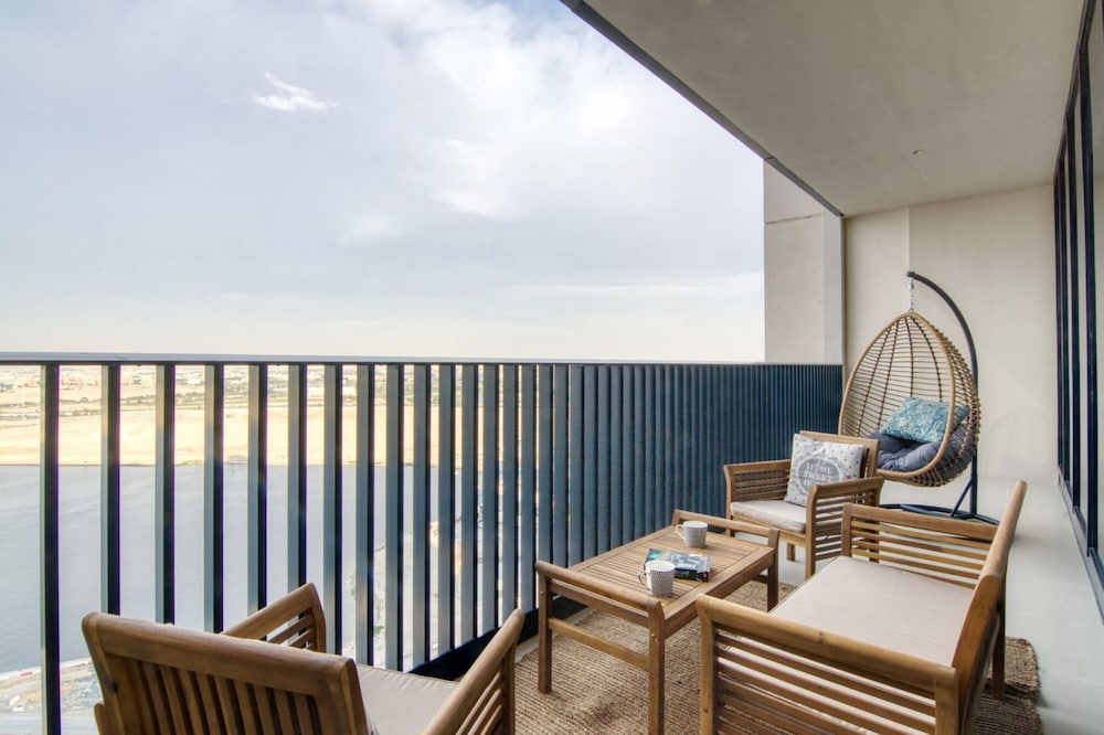 Luxury 2BR at Harbour Gate