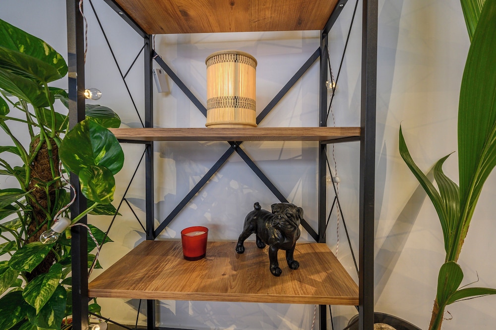 Gazi Metro APT Urban Balcony Oasis