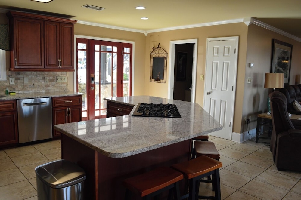 5 BR House Lake Retreat w/ Hot Tub, Sleeps 12